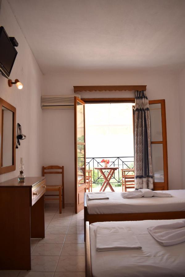 Nikis Rooms Kalamakia Bagian luar foto