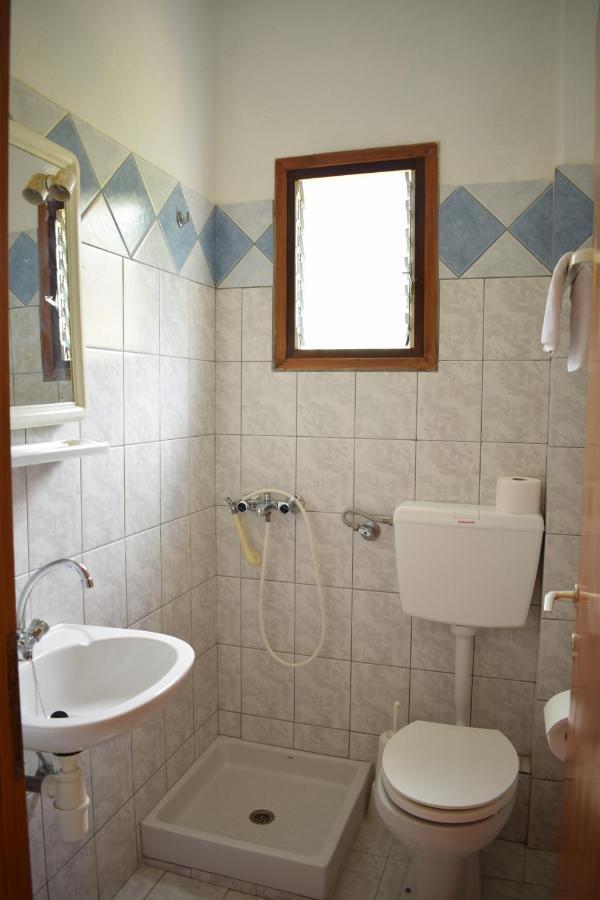 Nikis Rooms Kalamakia Bagian luar foto